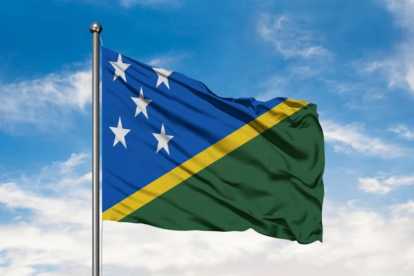 Bandera Las Islas Salomón Ondeando Viento Contra Cielo Azul Nublado — Foto de Stock