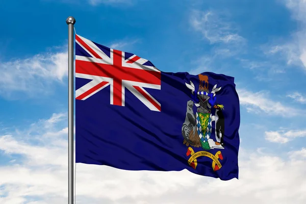 南乔治亚岛和南桑威奇群岛的国旗在风中挥舞着对白色多云的蓝天 — 图库照片