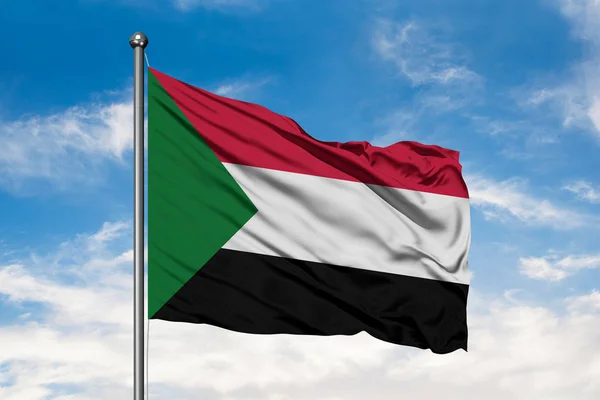 Bandera Sudán Ondeando Viento Contra Cielo Azul Nublado Blanco Bandera — Foto de Stock