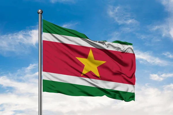 Bandera Surinam Ondeando Viento Contra Cielo Azul Nublado Blanco Bandera — Foto de Stock