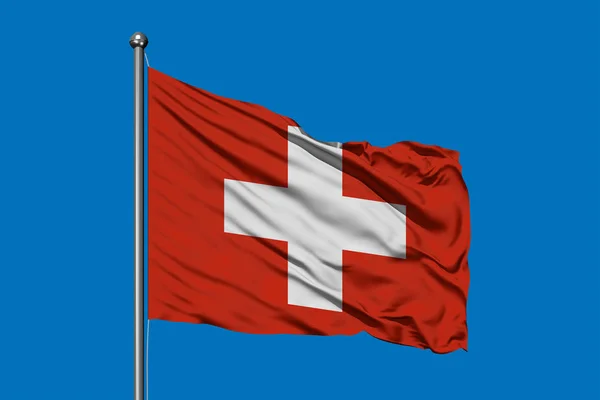 真っ青な空と風になびかせてスイス連邦共和国の旗 スイスの国旗 — ストック写真