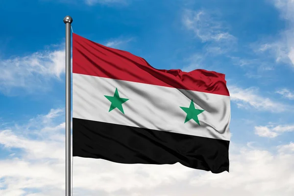 Bandera Siria Ondeando Viento Contra Cielo Azul Nublado Blanco Bandera — Foto de Stock
