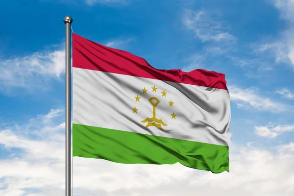 Bandera Tayikistán Ondeando Viento Contra Cielo Azul Nublado Blanco Bandera — Foto de Stock