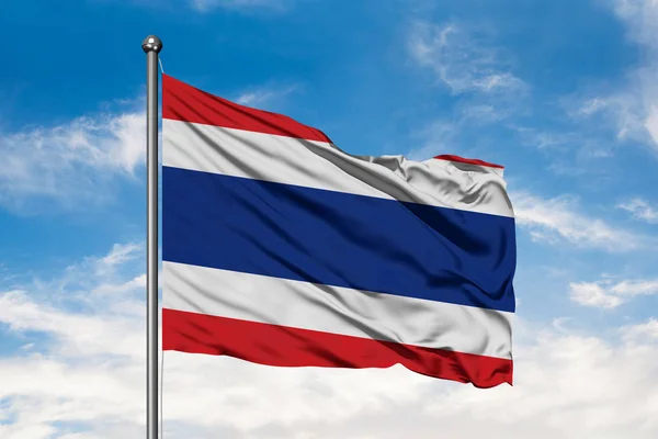 Flagga Thailand Vajade Vinden Mot Vit Grumlig Blå Himmel Thailändska — Stockfoto