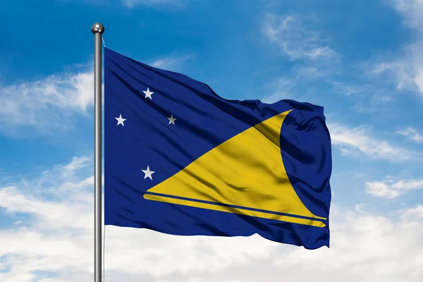 Bandera Tokelau Ondeando Viento Contra Cielo Azul Nublado Blanco — Foto de Stock