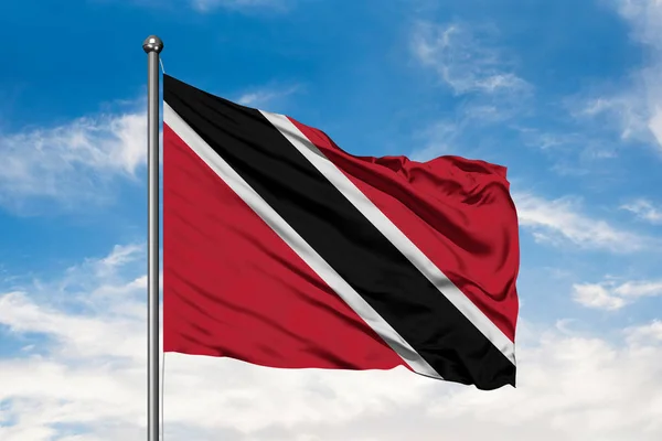 Trinidad Tobago Beyaz Bulutlu Mavi Gökyüzü Karşı Rüzgarda Sallayarak Bayrak — Stok fotoğraf
