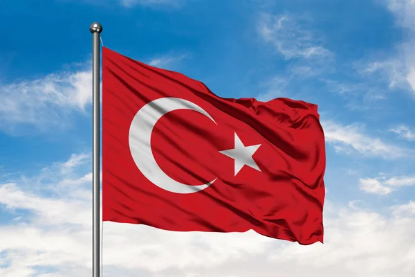 Die Türkei Flagge Weht Wind Vor Dem Wolkenverhangenen Blauen Himmel — Stockfoto