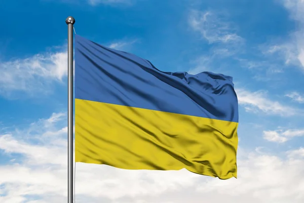 Vlajka Ukrajiny Mávat Větru Proti Bílé Modrou Oblohou Ukrajinská Vlajka — Stock fotografie