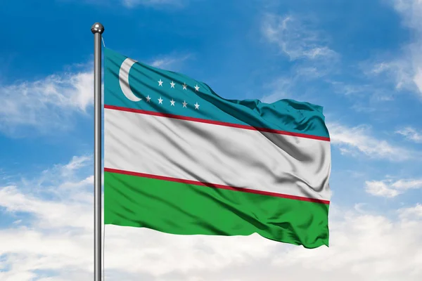 Bandiera Dell Uzbekistan Sventola Nel Vento Contro Bianco Cielo Blu — Foto Stock