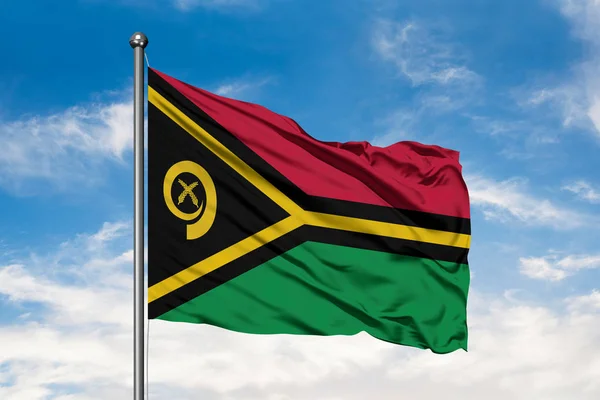 瓦努阿图的国旗在风中飘扬 反对白色多云的蓝天 瓦努阿图国旗 — 图库照片