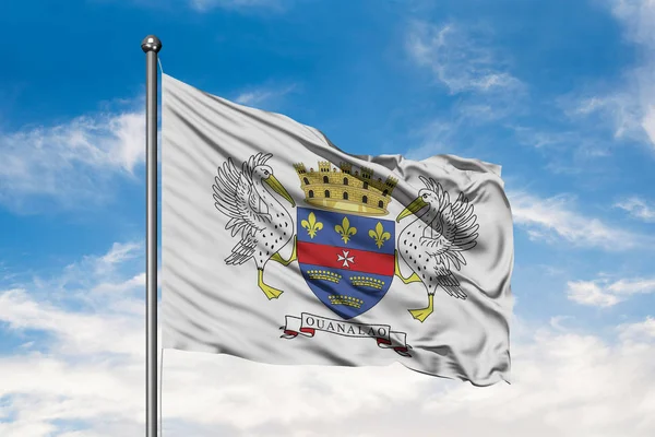 圣巴泰勒米的旗帜在风中飘扬 对着白色多云的蓝天 — 图库照片