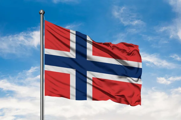 Bandera Svalbard Jan Mayen Ondeando Viento Contra Cielo Azul Nublado —  Fotos de Stock