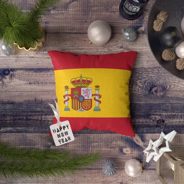祝你在枕头上挂上西班牙国旗 新年快乐 在木桌上与可爱的对象的圣诞节装饰概念 — 图库照片