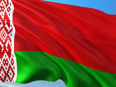 Bayrak beyaz Rusya derin mavi gökyüzü karşı rüzgarda sallayarak. Yüksek kaliteli kumaş.