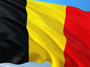 Bayrak Belçika derin mavi gökyüzü karşı rüzgarda sallayarak. Yüksek kaliteli kumaş.