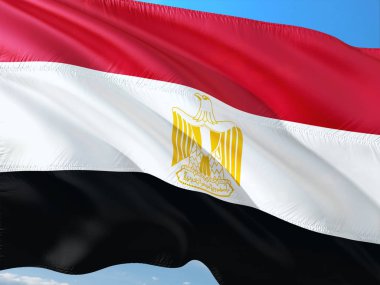 Mısır derin mavi gökyüzü karşı rüzgarda sallayarak bayrak. Yüksek kaliteli kumaş.