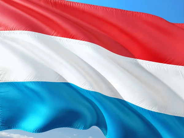 Flaga Luksemburga Macha Wietrze Przeciw Błękitne Niebo Wysokiej Jakości Tkanina — Zdjęcie stockowe