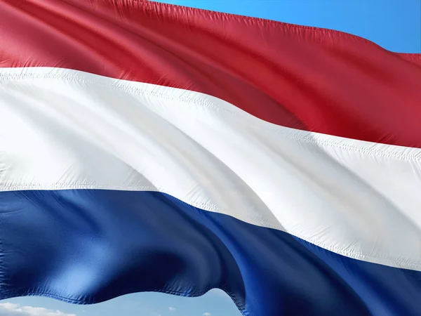荷兰的旗帜在风中向深蓝色的天空飘扬 高品质面料 — 图库照片