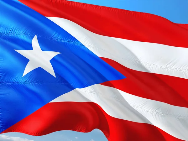 Porto Riko Derin Mavi Gökyüzü Karşı Rüzgarda Sallayarak Bayrak Yüksek — Stok fotoğraf