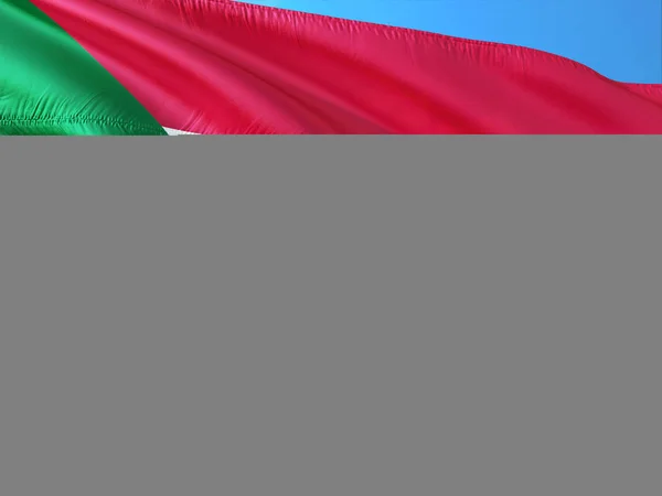 苏丹的旗帜在风中向深蓝色的天空飘扬 高品质面料 — 图库照片