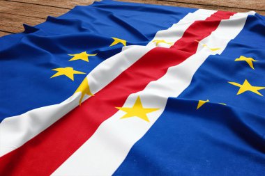 Cape Verde bayrağı ahşap Resepsiyon arka plan üzerinde. İpek Cape Verdian bayrağı görünümü top.