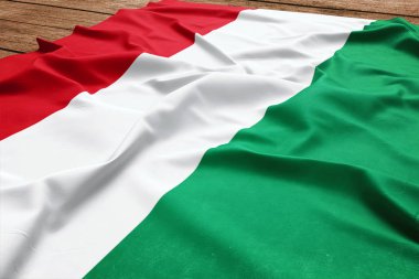 Macaristan bayrağı ahşap Resepsiyon arka plan üzerinde. İpek Macar bayrak üstten görünüm.