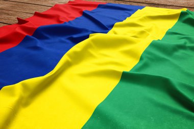 Mauritius bayrağı ahşap Resepsiyon arka plan üzerinde. İpek Mauritian bayrak üstten görünüm.