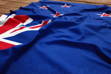 Yeni Zelanda bayrağı ahşap Resepsiyon arka plan üzerinde. İpek kivi bayrak üstten görünüm.