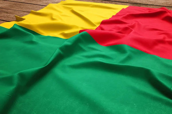 Bandera Benin Sobre Fondo Escritorio Madera Bandera Beninesa Seda Vista — Foto de Stock