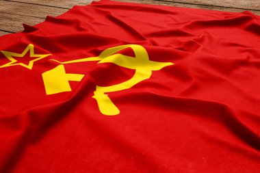 Sovyetler Birliği bayrağı ahşap Resepsiyon arka plan üzerinde. İpek Sovyet bayrak üstten görünüm.