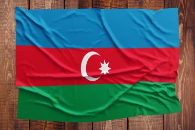 Azerbaycan bayrağı ahşap masa arka plan üzerinde. Buruşuk Azerbaycan bayrağı üstten görünüm.