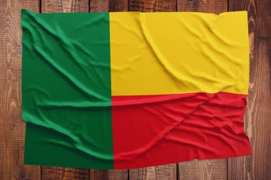 Benin bayrağı ahşap masa arka plan üzerinde. Buruşuk Beninese bayrak üstten görünüm.