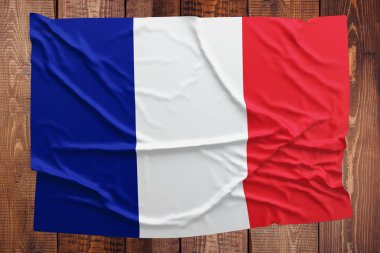 Fransa bayrağı ahşap masa arka plan üzerinde. Üstten görünüm buruşuk Fransız bayrağı.