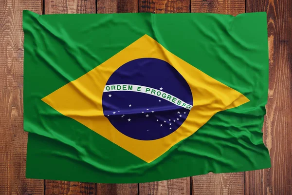 Brazilská Vlajka Dřevěný Stůl Pozadí Pohled Shora Vrásčité Brazilská Vlajka — Stock fotografie