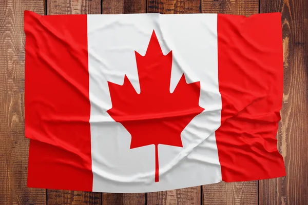 Flagge Kanadas Auf Einem Holztischhintergrund Zerknitterte Kanadische Flagge Von Oben — Stockfoto