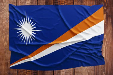 Marshall Adaları bayrağı ahşap masa arka plan üzerinde. Buruşuk Marshallese bayrak üstten görünüm.