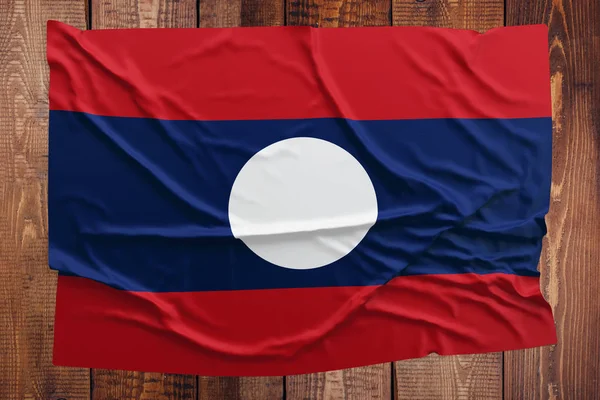 Bandeira Laos Fundo Mesa Madeira Vista Superior Bandeira Laociana Enrugada — Fotografia de Stock