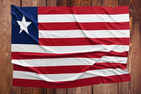 Bandeira Libéria Fundo Mesa Madeira Vista Superior Bandeira Liberiana Enrugada — Fotografia de Stock