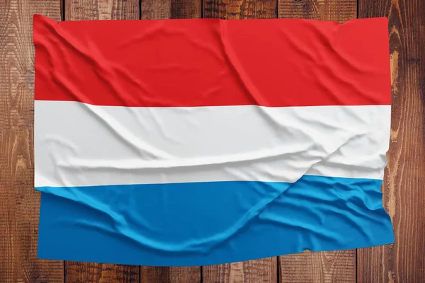 Flaga Luksemburga Tle Drewniany Stół Pomarszczony Luksemburski Flaga Widok Góry — Zdjęcie stockowe