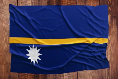 Nauru bayrağı ahşap masa arka plan üzerinde. Buruşuk Nauru bayrak üstten görünüm.
