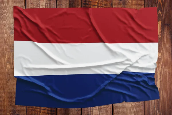 荷兰的旗子在木桌背景 皱巴巴的荷兰国旗顶视图 — 图库照片