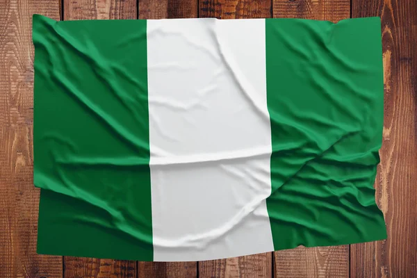 Ahşap Masa Arka Plan Üzerinde Bayrak Nijerya Buruşuk Nijeryalı Bayrak — Stok fotoğraf