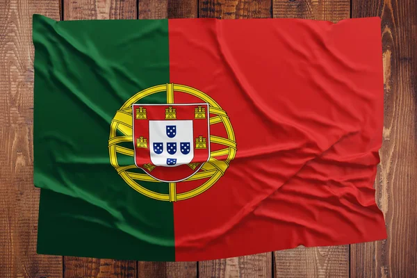 Portekiz Bayrağı Ahşap Masa Arka Plan Üzerinde Üstten Görünüm Buruşuk — Stok fotoğraf