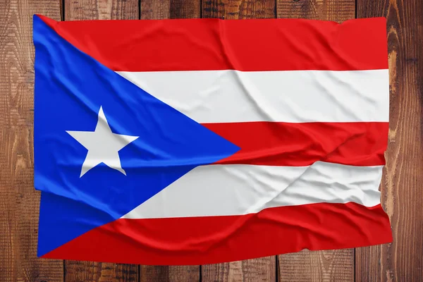 Ahşap Masa Arka Plan Üzerinde Bayrak Puerto Rico Buruşuk Bayrak — Stok fotoğraf
