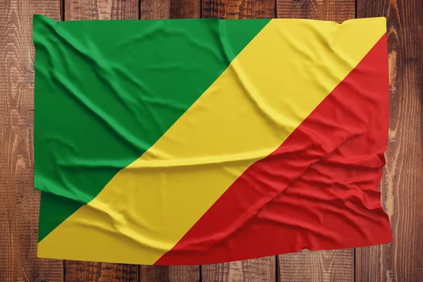 Flagge Der Republik Kongo Auf Einem Hölzernen Tischhintergrund Zerknitterte Kongolesische — Stockfoto
