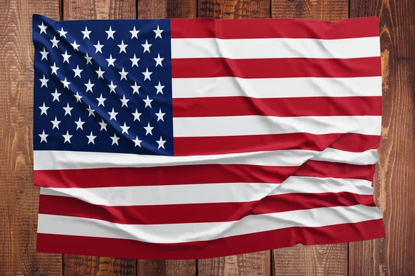 Flagge Der Vereinigten Staaten Auf Einem Holztischhintergrund Zerknitterte Amerikanische Flagge — Stockfoto