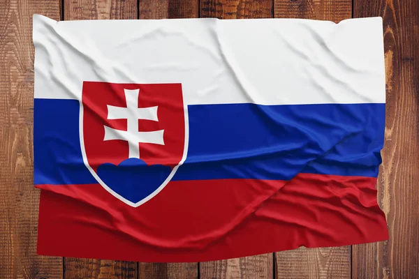 斯洛伐克的旗子在木桌背景 皱巴巴的斯洛伐克国旗顶部视图 — 图库照片