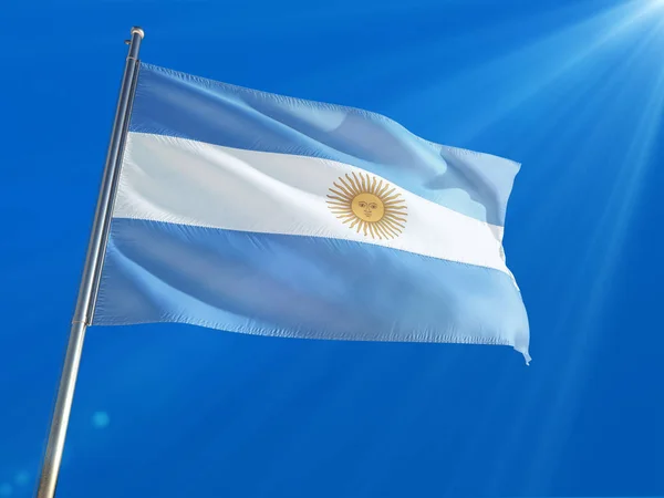 Bandeira Nacional Argentina Acenando Pólo Contra Fundo Azul Profundo Alta — Fotografia de Stock