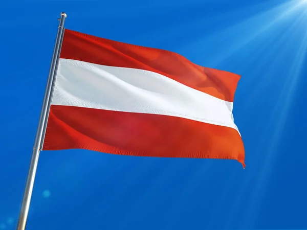 Die Österreichische Nationalflagge Weht Auf Einem Pfahl Vor Tiefblauem Himmel — Stockfoto