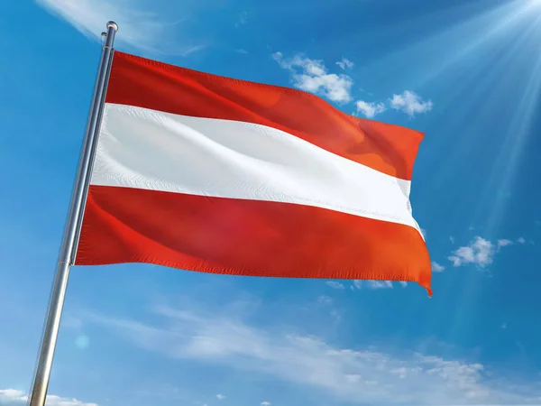 Austria Krajowych Flaga Macha Słupie Przed Słoneczne Niebo Niebieskie Tło — Zdjęcie stockowe